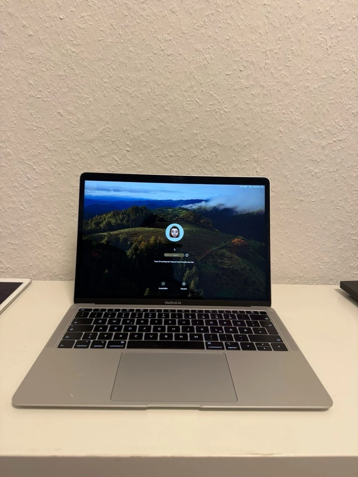 Apple MacBook Air 13 Zoll (128GB SSD, 3,60GHz, 8GB,128 GB,  Silber  ( 2018), Foto 1 von 4