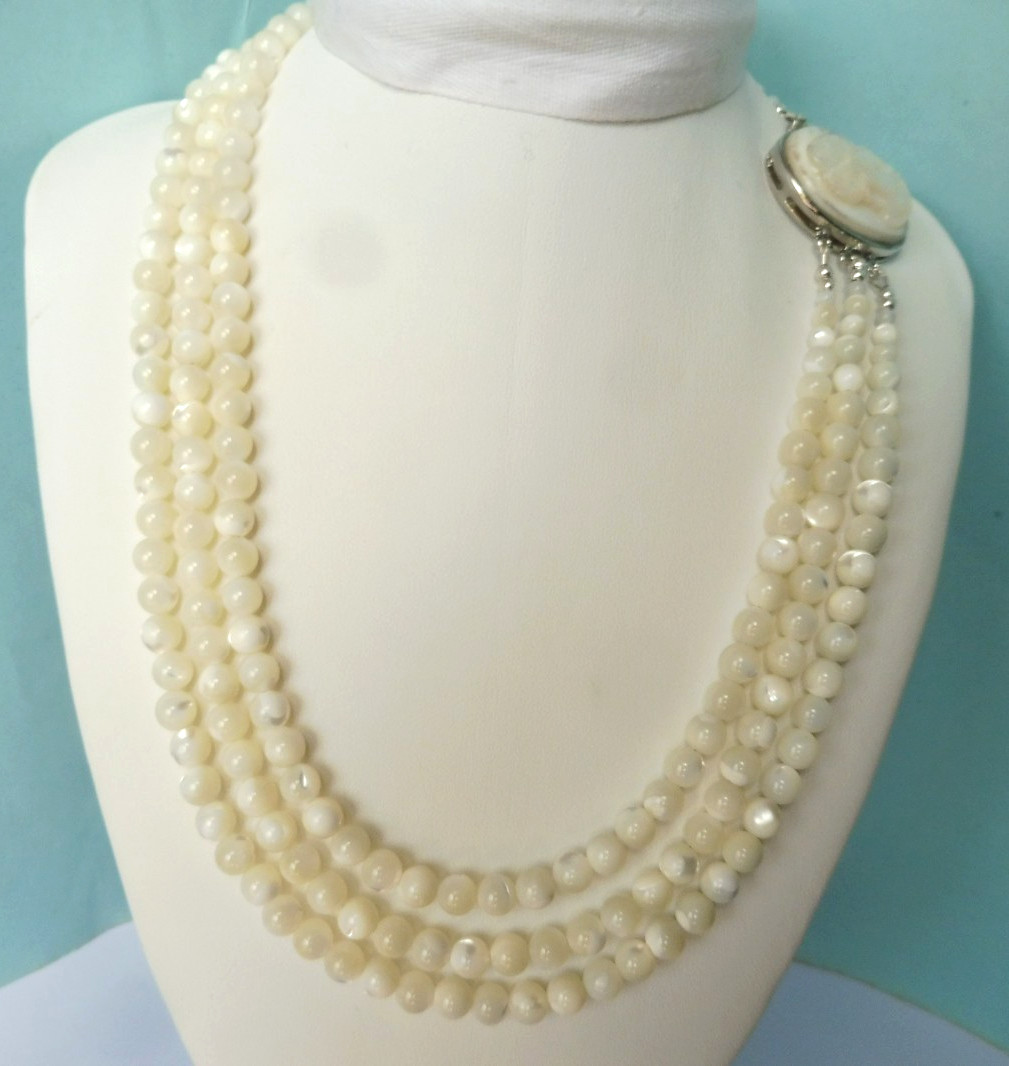 Collier perles de nacre naturelle 3 rangs 6mm fermoir camée chic