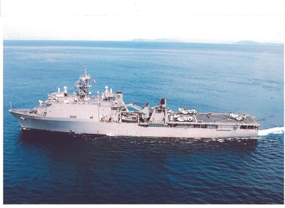 USS FORT McHENRY 8X10 PHOTO NAVY US USA MILITARY LSD-43 SHIP DOCK