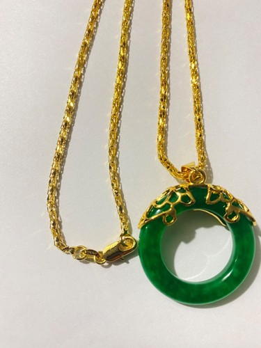 Collar oro 18K GP de 18 pulgadas con colgante de jade verde de la suerte. - Imagen 4 de 4