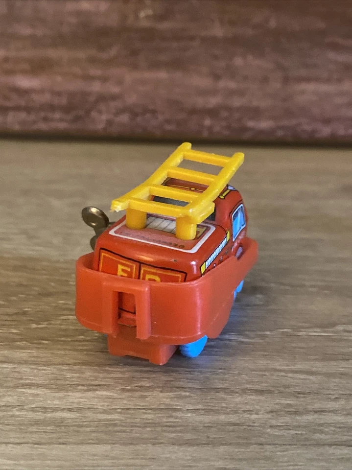 TIN WIND UP TOY JAPAN FIRE CHIEF caminhão de bombeiros vermelho com escada amarela chave de metal vintage - Imagem 4 de 4