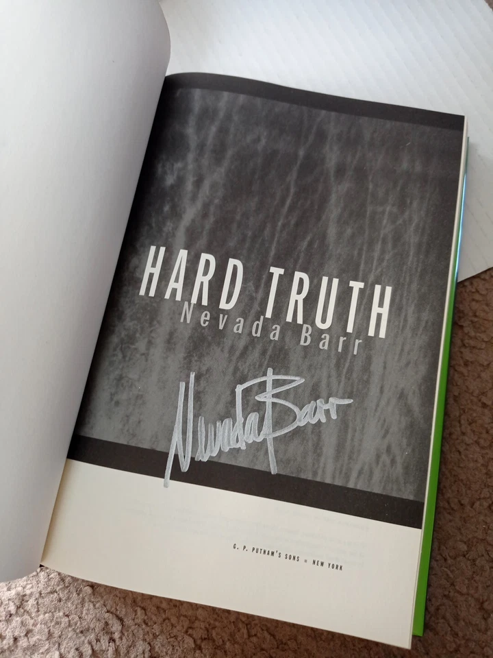 Hard Truth by Nevada Barr Signed 1st Edition 2005 thriller Foto 3 de 4