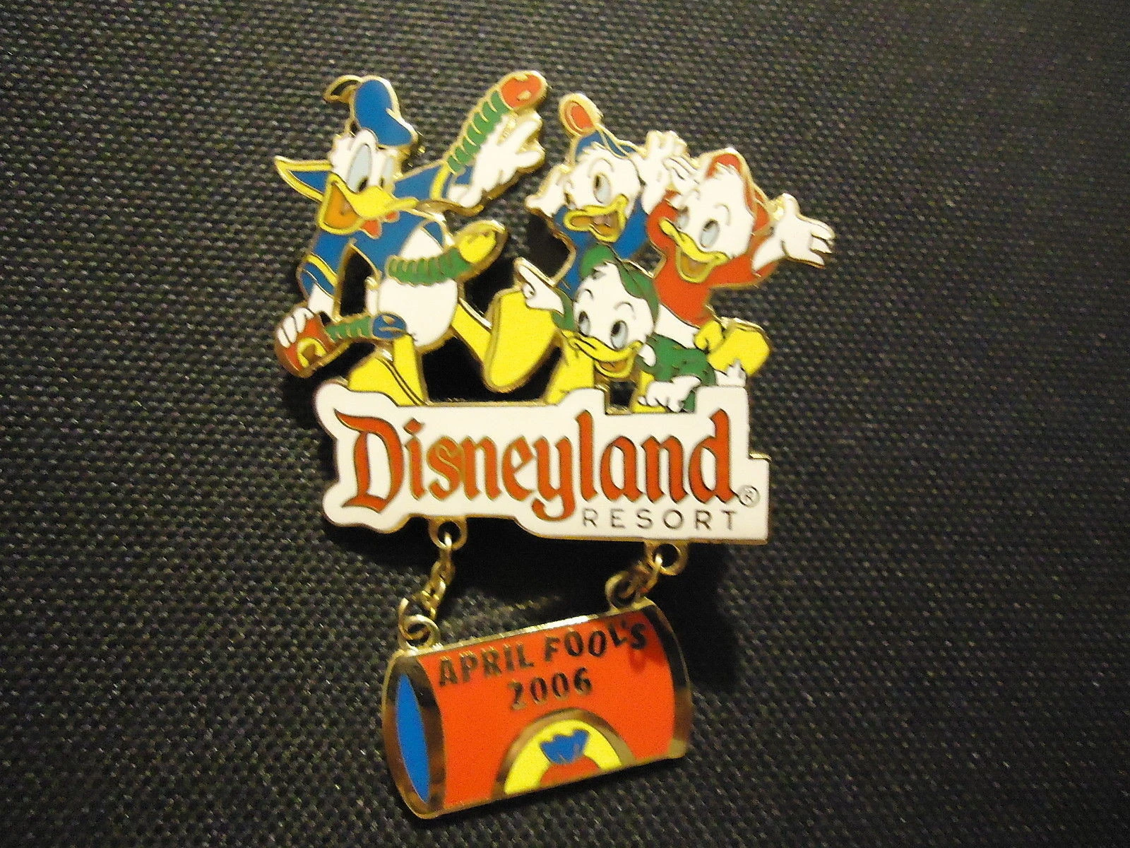 DISNEY DLR APRIL FOOL'S DAY 2006 DONALD DUCK & NEPHEWS DANGLE PIN LE 1500