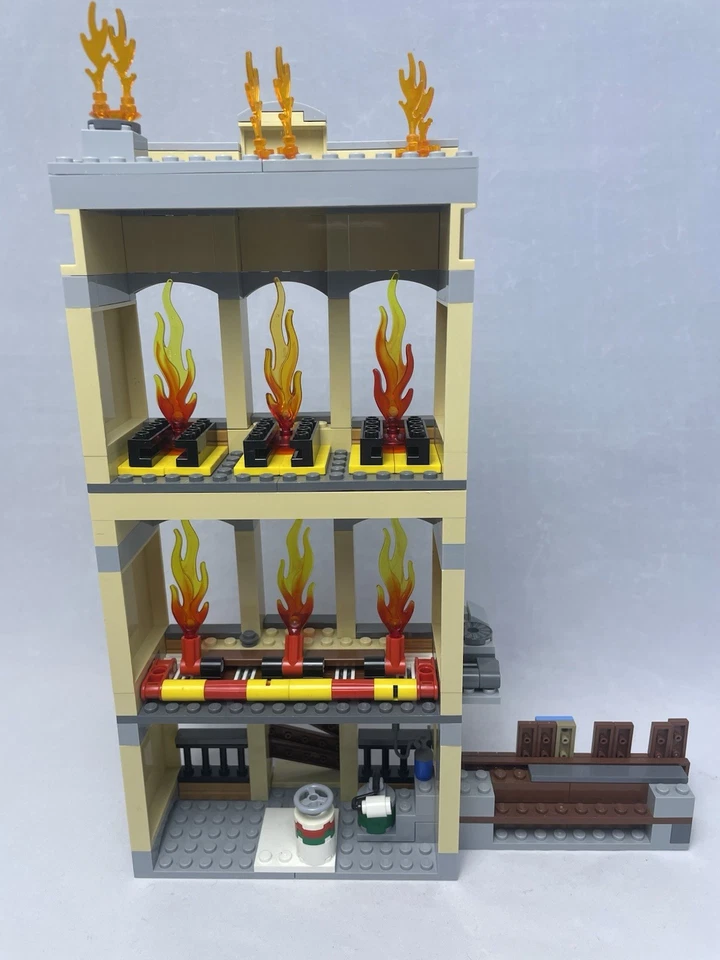 LEGO City Fire 60216 DOWNTOWN FIRE BRIGADE w/ 5 Minifig 98% Complete 2019 - Image 4 of 4