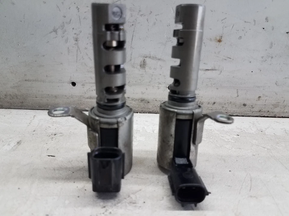 2000-2006 Toyota Tundra 4.7L Left And Right Variable Valve Timing Solenoids(M138 - Image 2 of 4