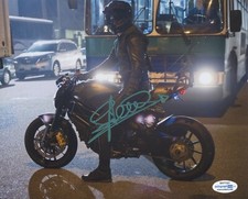 Stephen Amell Arrow Autographed Signed 8x10 Photo ACOA COA 