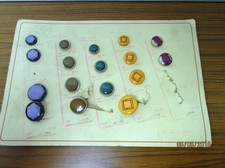 17 starożytnych guzików na tekturze - prawdopodobnie reprezentant wzór tablica - div. Kolory /S20