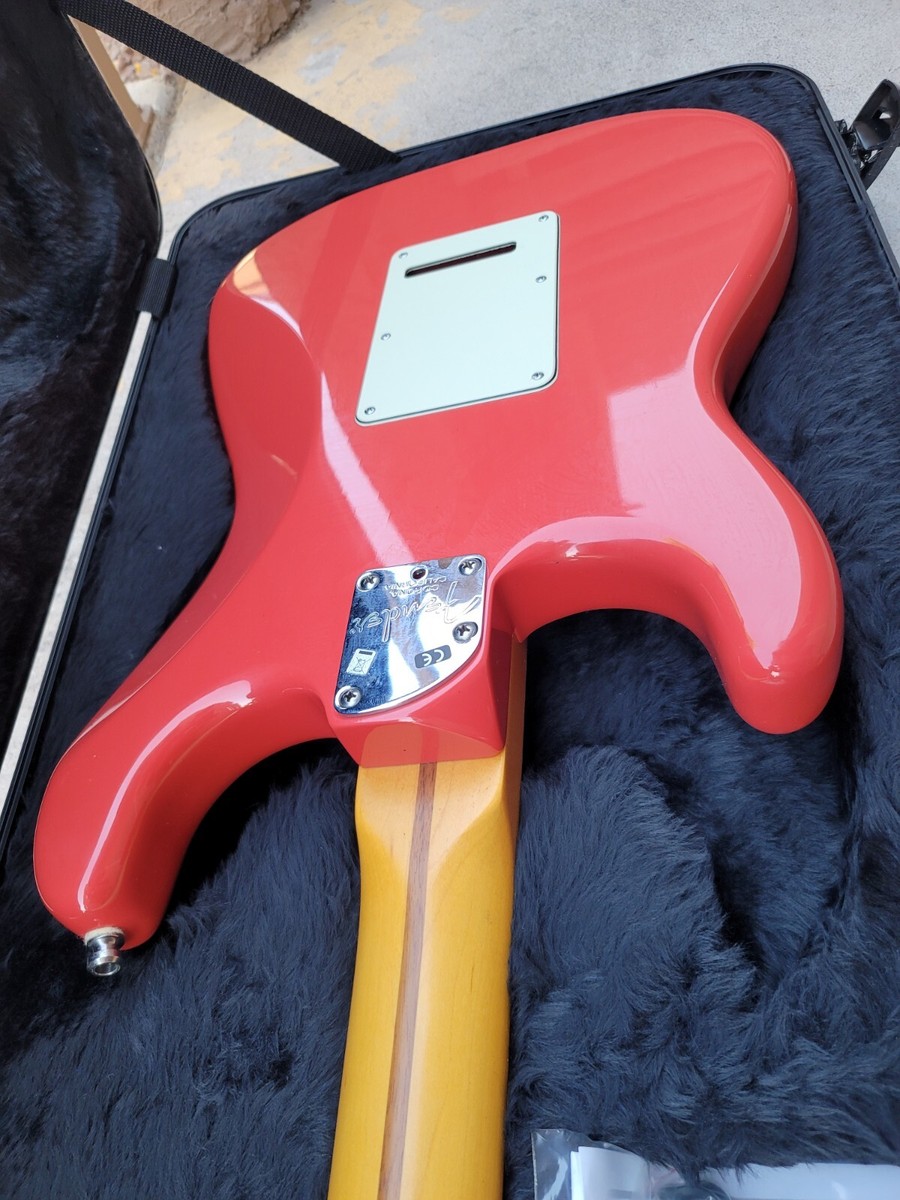 Fender American Deluxe Stratocaster V Neck (Fiesta Red) W Fender American Deluxe Stratocaster V Neck (Fiesta Red) W
