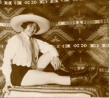 Femme c. 1930 - Sexy Chapeau Bottes Short - AN 35