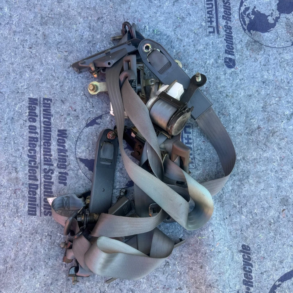 Комплект пряжек передних задних ремней безопасности 1989-1992 Toyota Supra MK3 серые оригинальные - Изображение 2 из 2