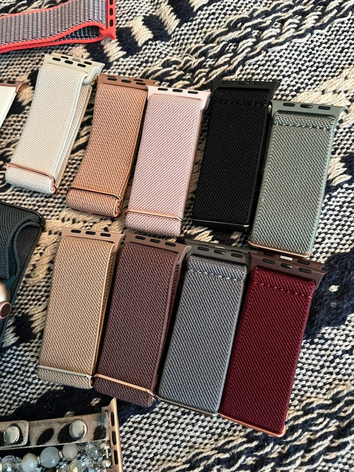 Apple Watch Series 4 40 mm Gold Aluminum Case with Multiple Bands! - Image 3 of 4