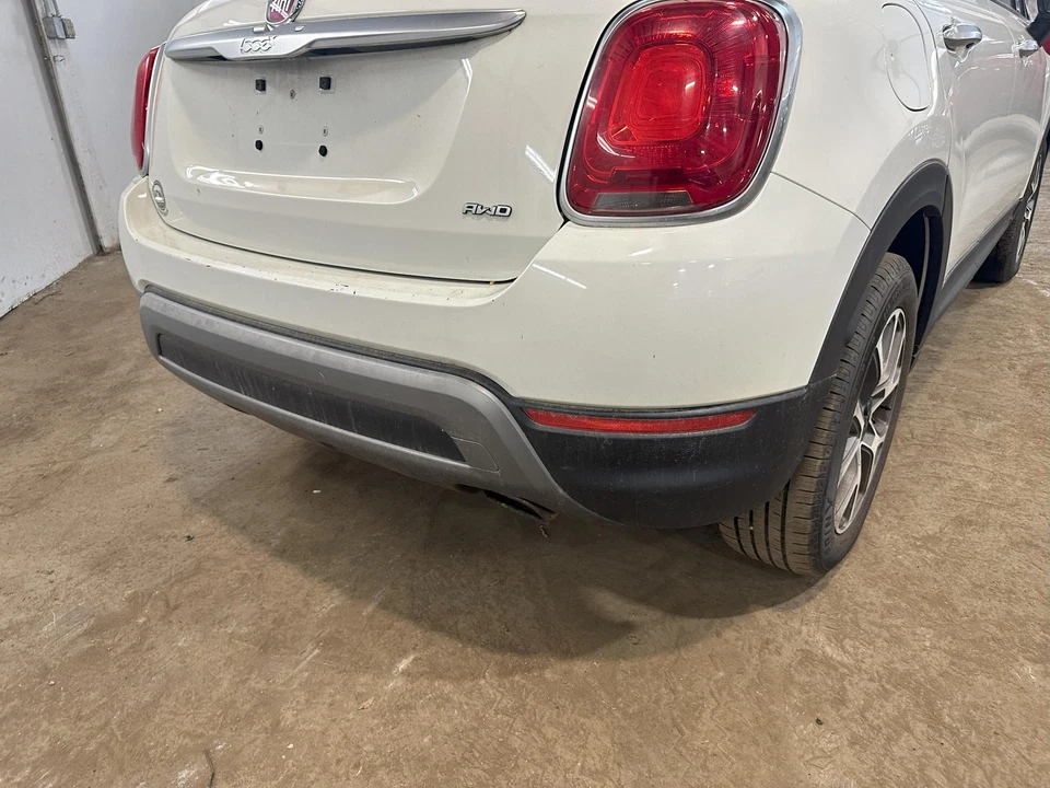 Used Rear Bumper Assembly Rear fits: 2016 Fiat 500 4 Dr X model Trekking w/o par Foto 3 de 4