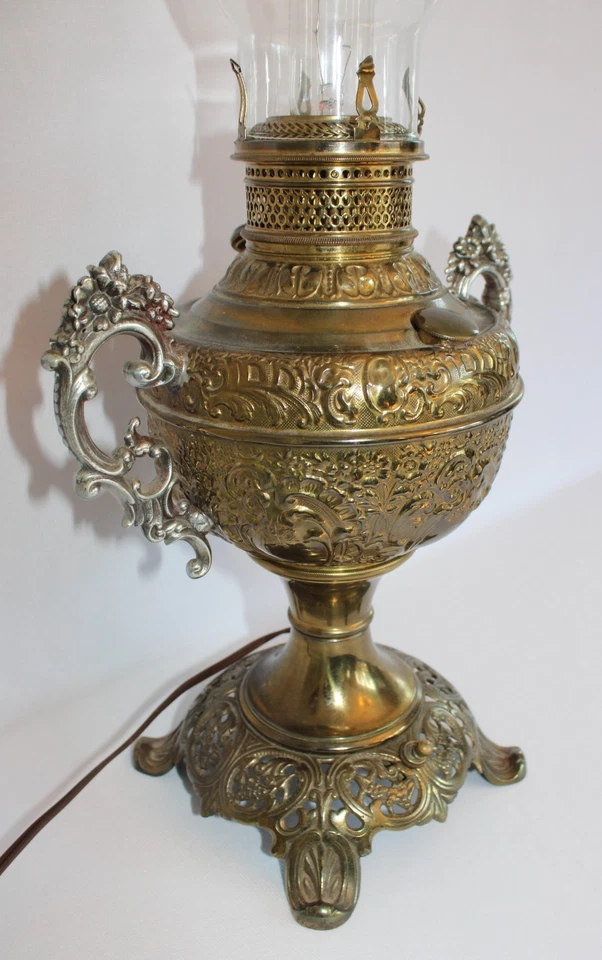 ANTIQUE THE NEW ROCHESTER MADE IN USA ORNATE BRASS KEROSENE/OIL LAMP -ELECTRIC - Image 3 of 4