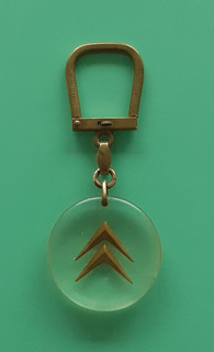 ANCIEN PORTE CLES BOURBON / CITROEN / CHEVRONS DORES / ROND / RARE