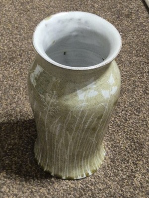 Jill Pryke Studio Keramik Grüntöne Vase mit Blumen signiert! Sehr guter Zustand 16cm