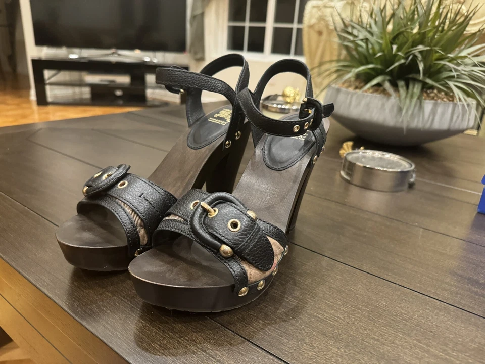 Tacones de madera Burberry para mujer Foto 2 de 4