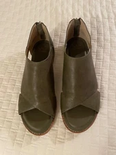 Sofft Women's "Evonne" Green Leather Back Zip Padded Foam Insole Sandal Shoe 10M