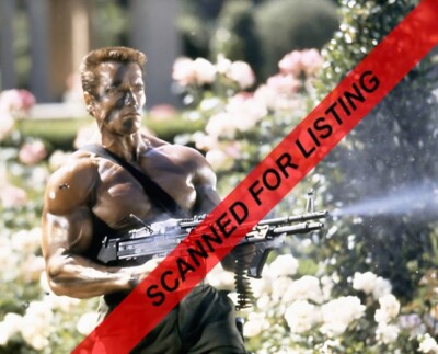 Arnold Schwarzenegger in Commando 8x10 PHOTO #9038
