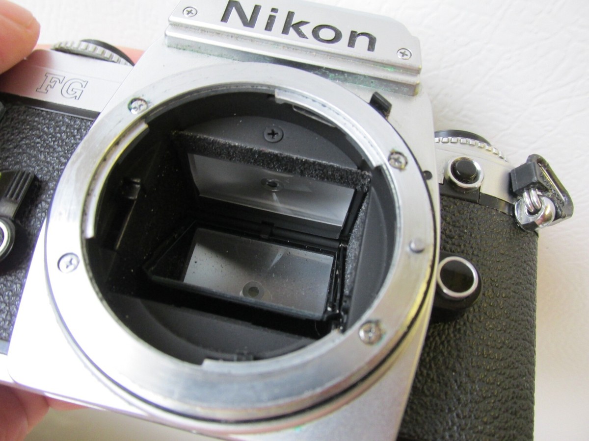 Nikon FG 35mm SLR Film Camera w/ 1:2.8 35-70mm zoom-master sigma