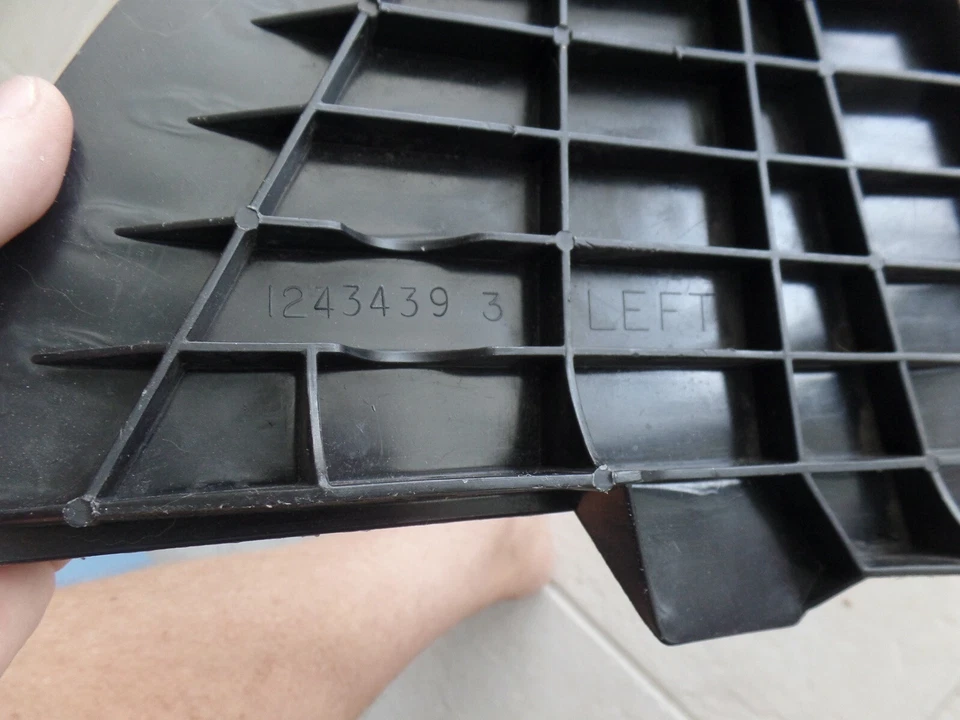 1973-1977 Buick Century Regal LH Frente Guardabarros Frente Lwr Falda Deflector 1243439 Nuevo de Lote Antiguo Foto 3 de 3