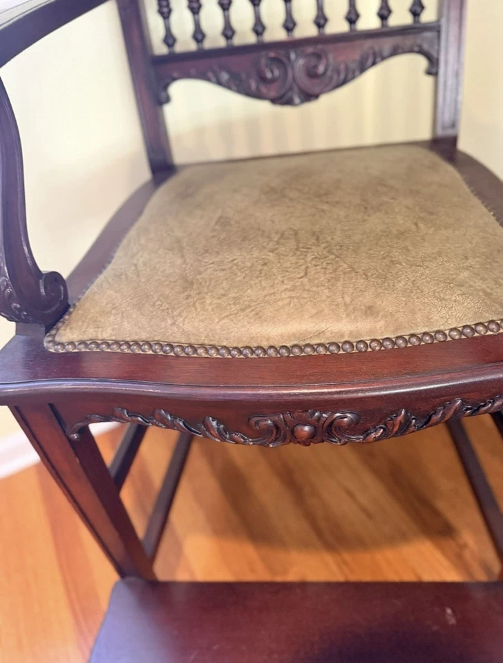 Silla de billar/biblioteca vintage tallada a mano de caoba con reposapiés y asiento de cuero Foto 3 de 4