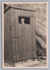 Großglocknerstraße 1952 - Frau im Plumpsklo - Altes Foto 1950er