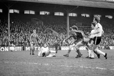 Queens Park Rangers Gary Waddock fires off a shot scores over - 1980 Old Photo