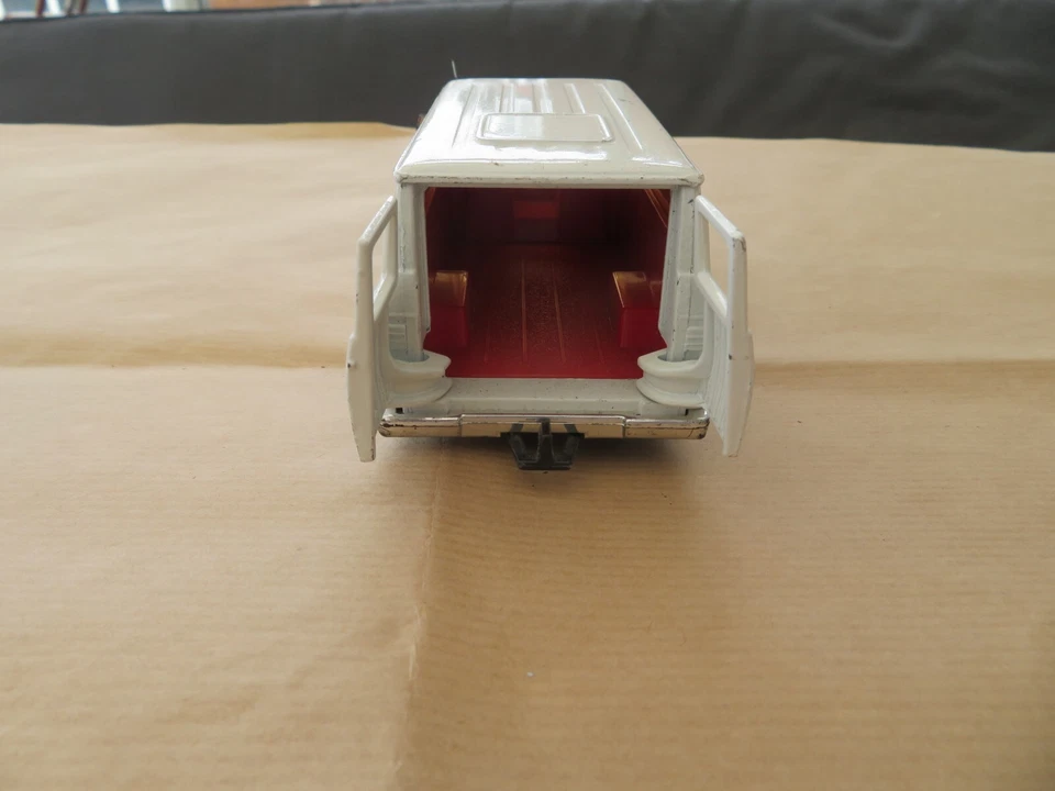 MATHCHBOX SUPERKINGS DODGE VAN (TEAM PORSCHE) - Imagem 4 de 4