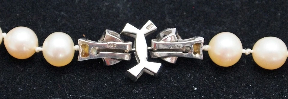 Perlenkette, ca. 62 cm - 66 Perlen D=7,5mm - Schließe 585 Weißgold - 2 Smaragde - Bild 3 von 4