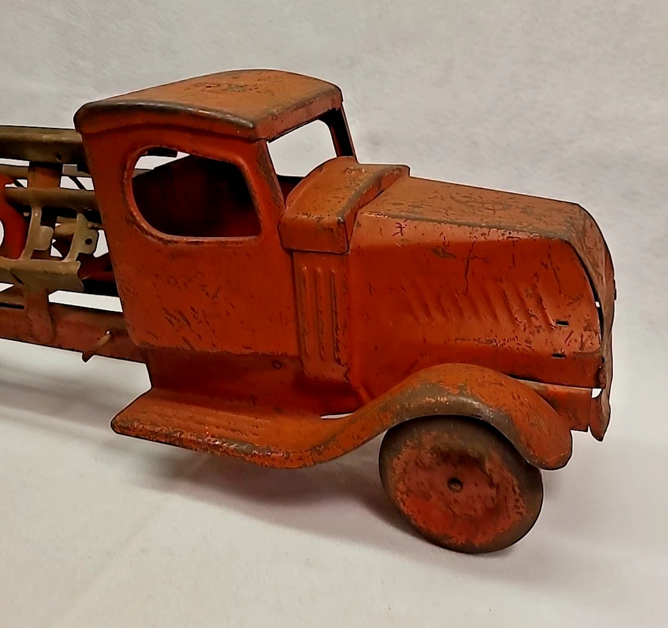 Camión de bomberos Turner Toys vintage de los años 1920-30 gancho y escalera de acero prensado - 3 escaleras Foto 2 de 4