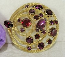 FABULOUS VINTAGE PURPLE  RED RHINESTONE MESH METAL BROOCH PIN