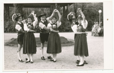 Zwei Postkarten Tiroler Tänzerinnen