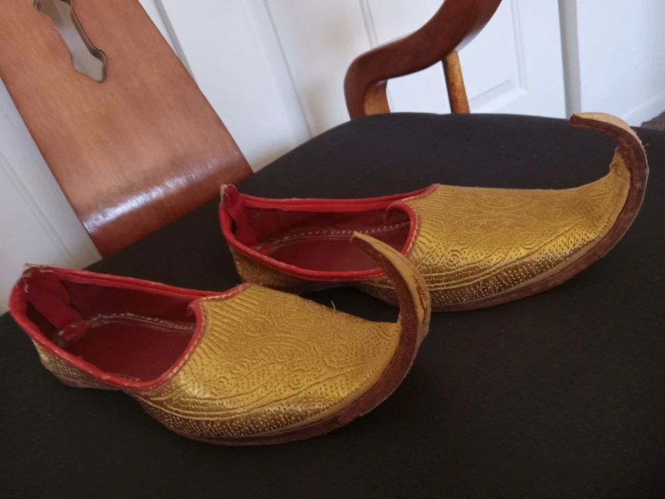 Zapatillas Indian Gennie doradas y rojas, doradas bordadas en la parte superior y suelas de cuero. Foto 2 de 4