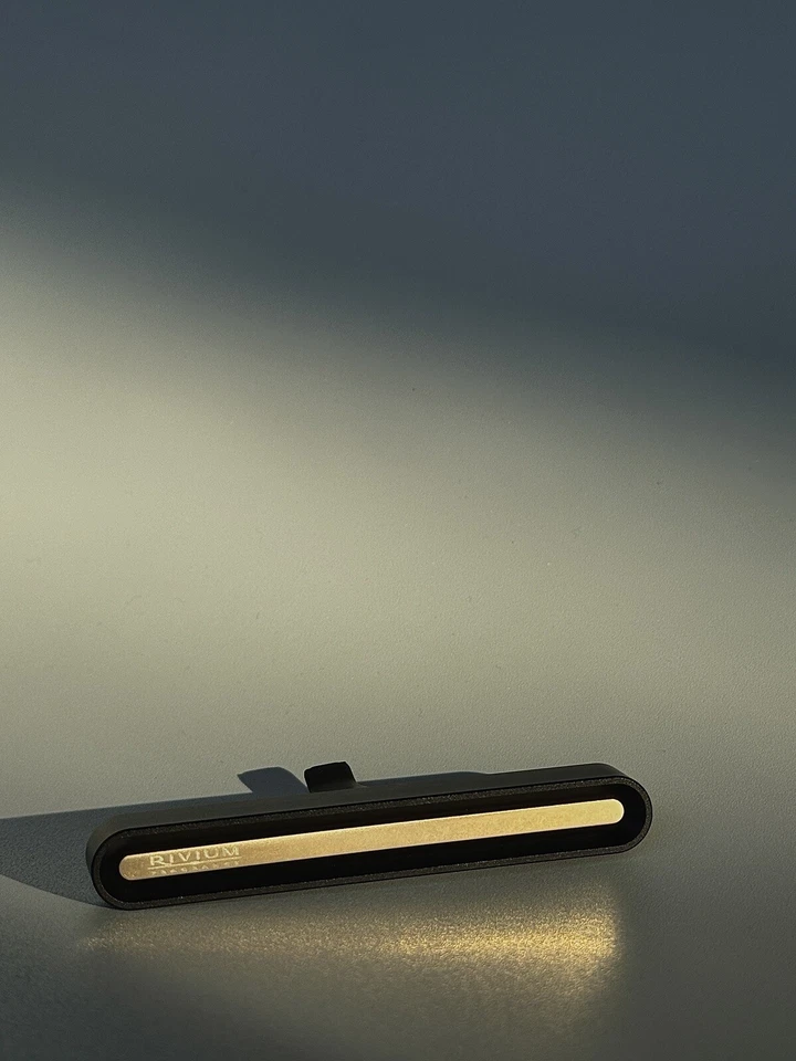 Difusor clip ventilación coche con aceite esencial vainilla oscura y madera misteriosa Foto 2 de 4