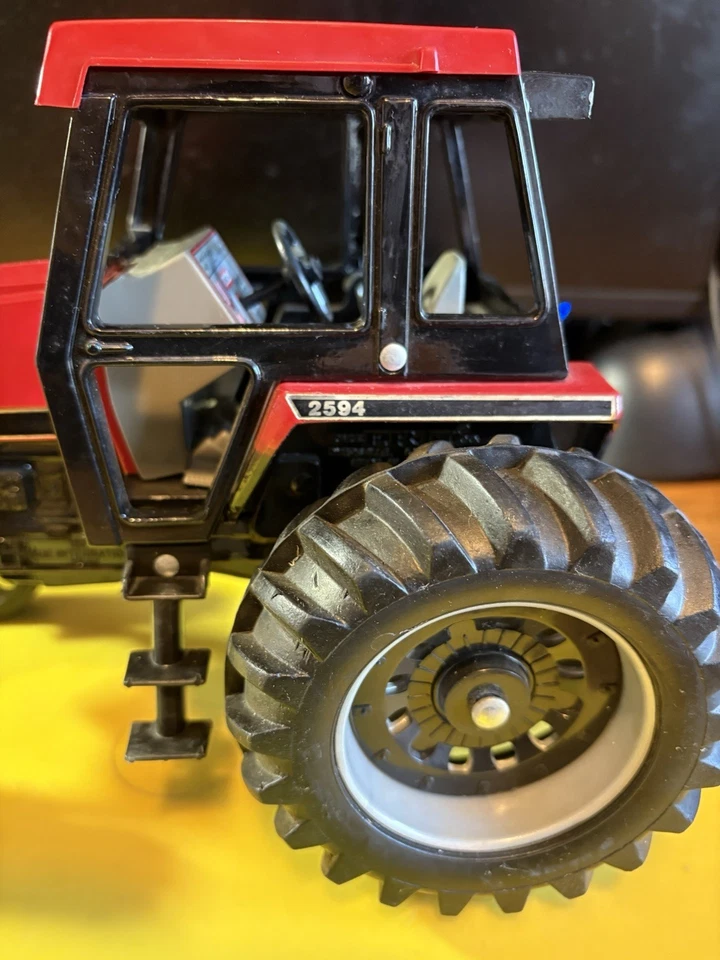ERTL Case IH 2594 1985 diecast con tractor frontal rojo/negro de colección escala 1/16 Foto 4 de 4