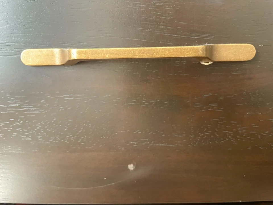 Cómoda de madera marrón con 6 cajones con asas doradas Foto 2 de 4