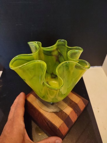 Art Glass Lime Green Cased Glass Handkerchief Ruffled Vase. Beautiful - Picture 8 of 12