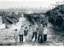 1989 Press Photo Cute Children on Road in Maya Tecun Campeche Mexico