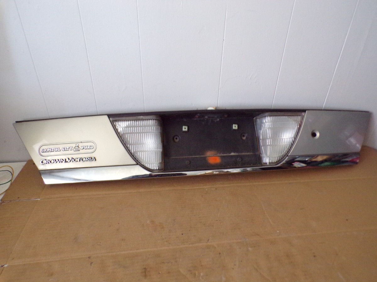 1998-2011 Ford Crown Victoria Trunk Lid Center Taillight Lamp