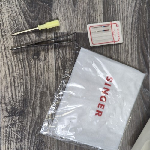 Singer 14SH654 Overlock 4 Faden Nähmaschine mit Reisetasche & Zubehör - Bild 7 von 16