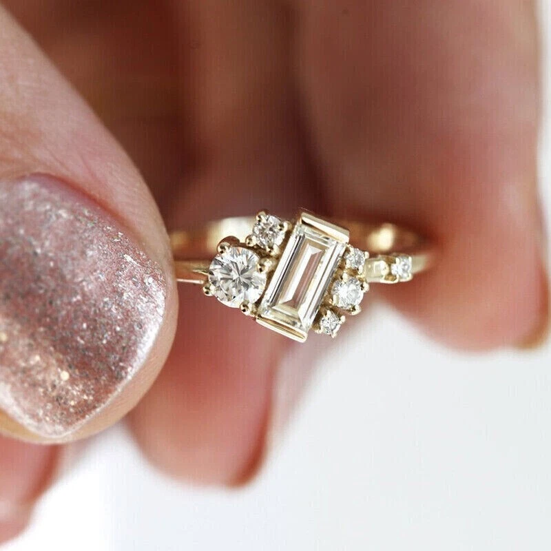 Anillo de compromiso de aniversario con racimo de diamantes baguette de 1,20 quilates de oro amarillo de 14 quilates Foto 3 de 4