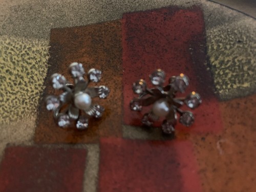 Vintage. Screw On Clear Rhinestones And White Pearl Earrings - Picture 8 of 11