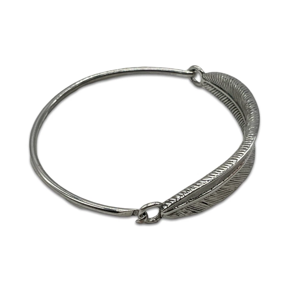 "Brazalete de plumas con bisagras boho tono plata Lia Sophia 6,55""" Foto 3 de 4