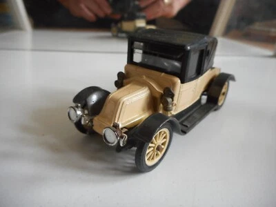 Corgi Classics 1910 Renault 12/16 en jaune - Photo 1/2