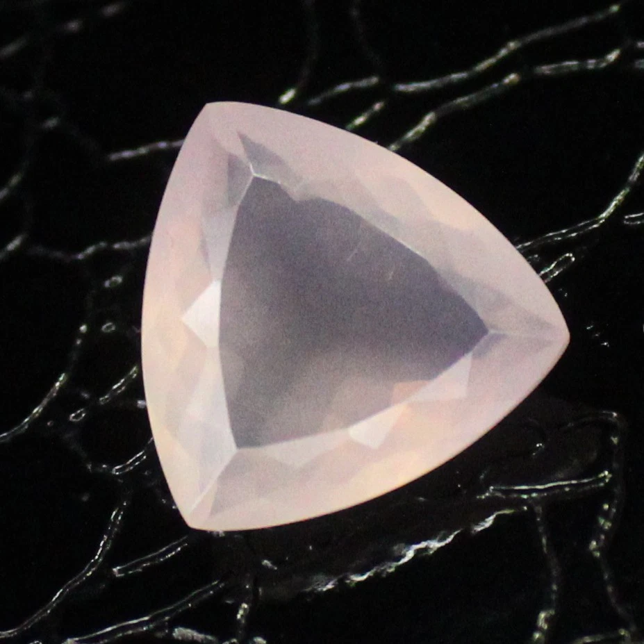 Cuarzo rosa facetado natural en forma de billón 5,75 quilates 13X13X6 mm Foto 2 de 4