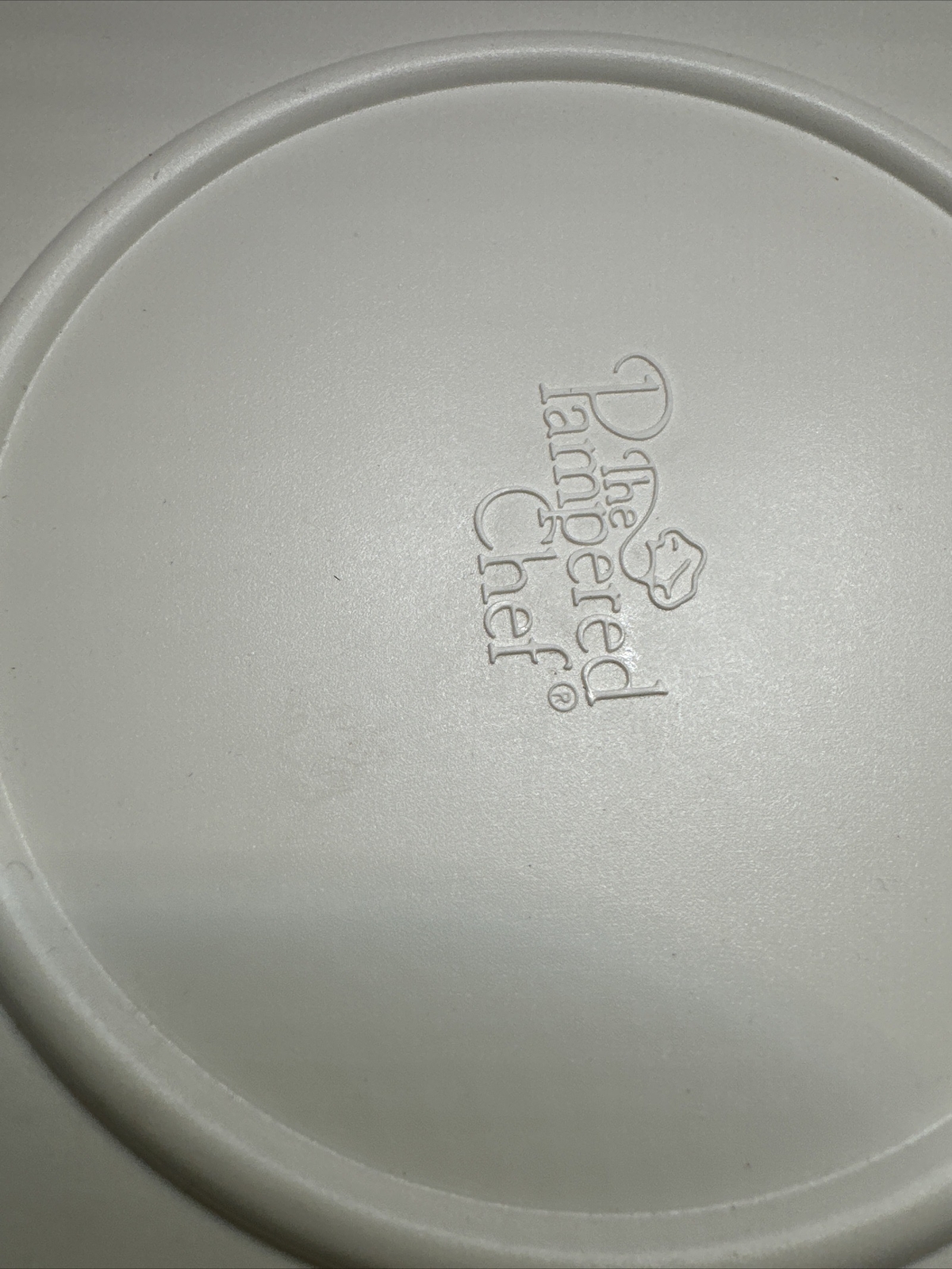 PAMPERED CHEF GLASS TRIFLE BOWL 2832 WITH STAND &LID NEW, OPEN BOX