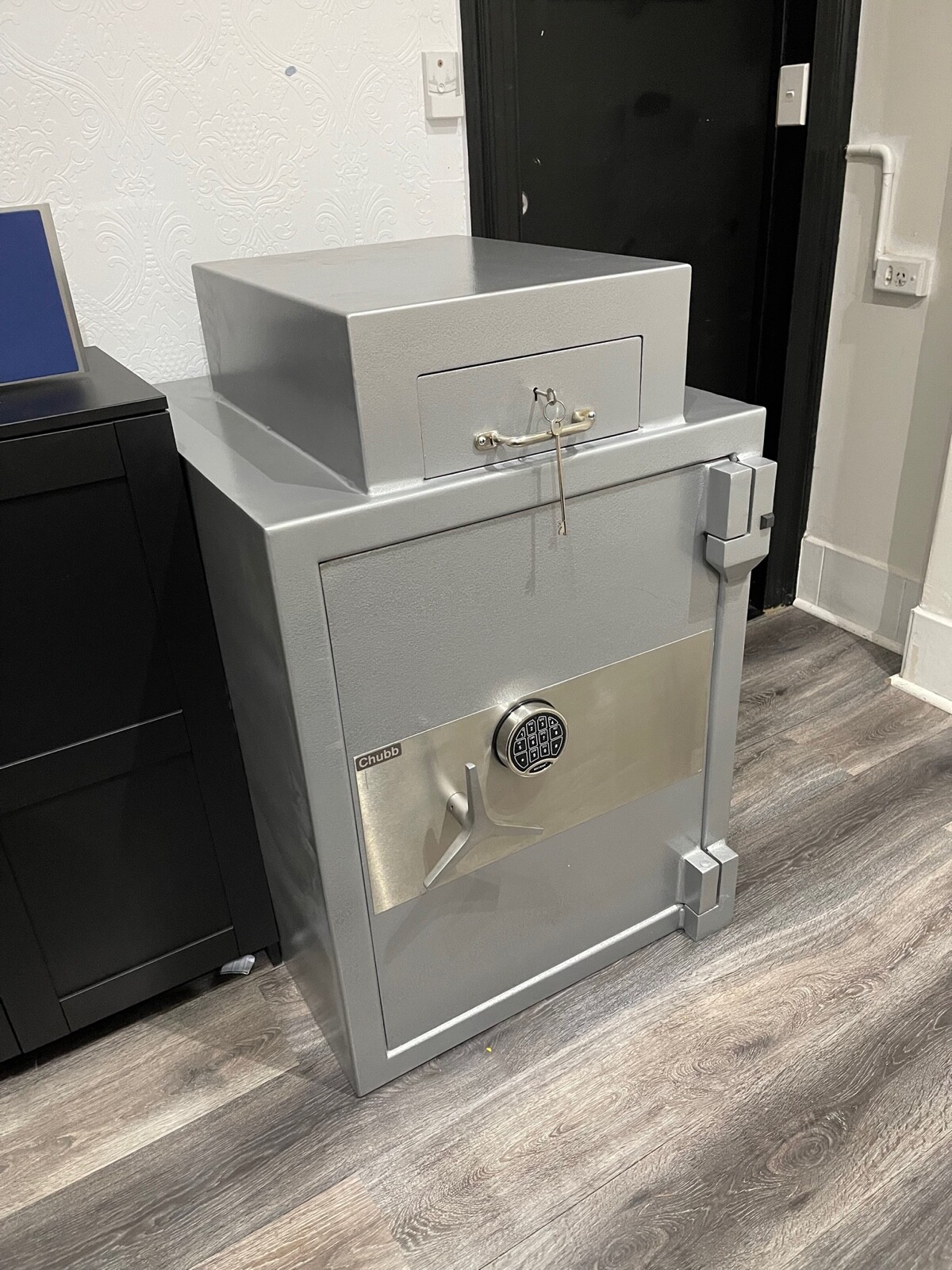 Chubb Jewellery Cash Deposit Safe fully Reconditioned Torch and Drill