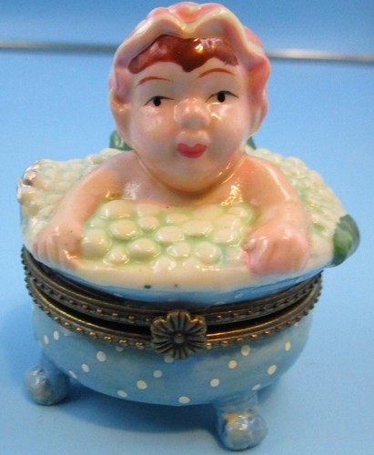HANDPAINTED MINIATURE CHINA BOX W/ SURPRISE INSIDE - BATHING BABY- 1990'S NEW - Afbeelding 1 van 2
