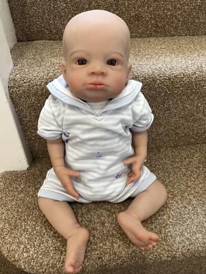 Schönes Rebornbaby, Künstlergefertigtes gewichtetes realistisches sehr süßes blaues Outfit