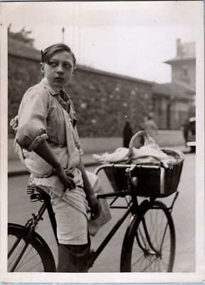 Jeune homme à bicyclette devant le mur beige | Photo Gratuite